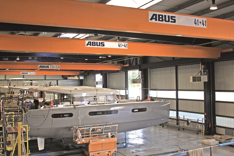 Reconocido constructor francés de yates equipa su producción con grúas ABUS