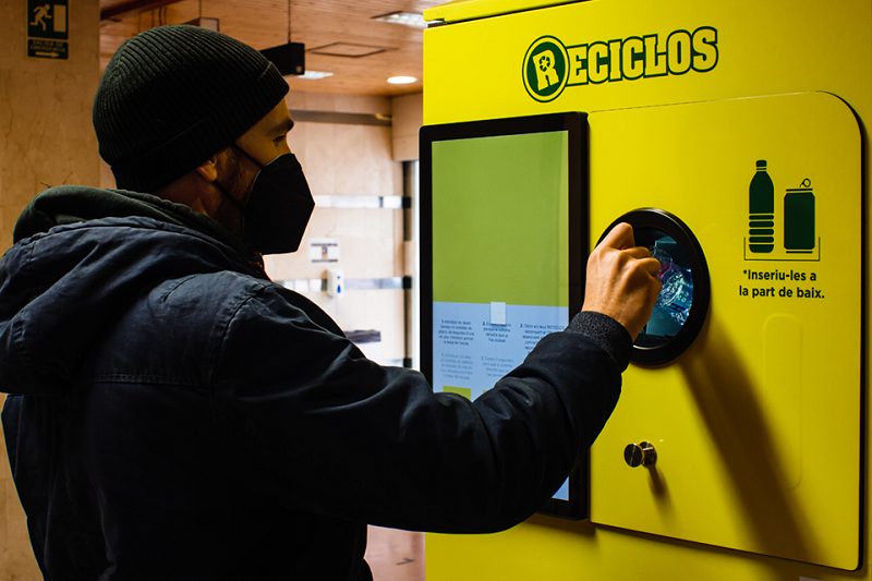 Los valencianos ya reciben recompensas por reciclar en contenedores amarillos y máquinas gracias a RECICLOS