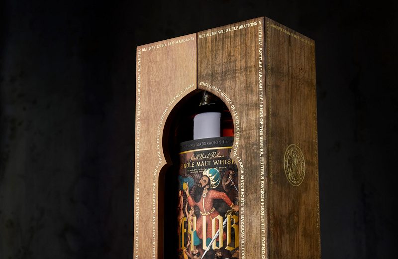 Diseño de Whisky Rey Lobo con un concepto dual, luces y sombras visten esta etiqueta de narrativa histórica