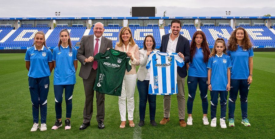 El C.D. Leganés presenta a sus equipos femeninos para esta temporada con el patrocinio de la División Peatonal de ASSA ABLOY
