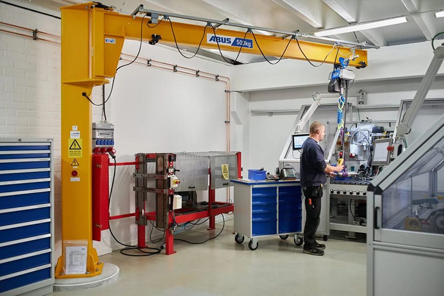 Grúas pluma ABUS en una empresa de mantenimiento de máquinas de herramienta en Suecia