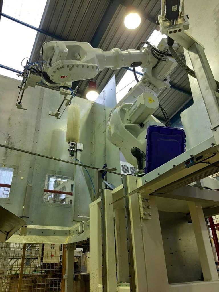 Emergencia Climática recupera 2,3 toneladas de plástico con el robot automático en la planta de tratamiento de residuos sanitarios de La Vall d'Uixó