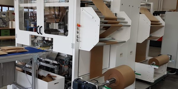 Se busca flexibilidad: La máquina de embalaje paper e-com fit funciona con dos rollos de papel y se ajusta automáticamente a las diferentes dimensiones de producto.
(Largo: aprox. 80 - 600 mm, ancho: aprox. 80 - 600 mm, alto: máx. 200 mm).