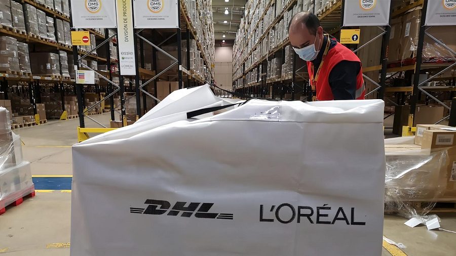 DHL y L’Oréal España y Portugal implementan un sistema pionero para el enfardado de palets sin film de plástico en su apuesta por una logística sostenible