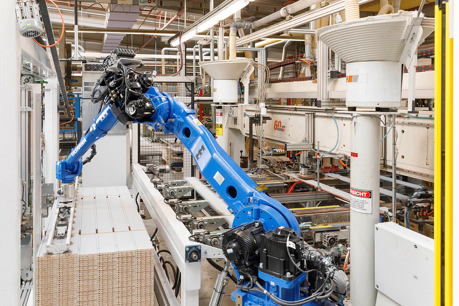 La empresa alemana Mutz Maschinenbau implementa dos sistemas de paletizado con robots de Yaskawa para Plocher Möbelelemente
