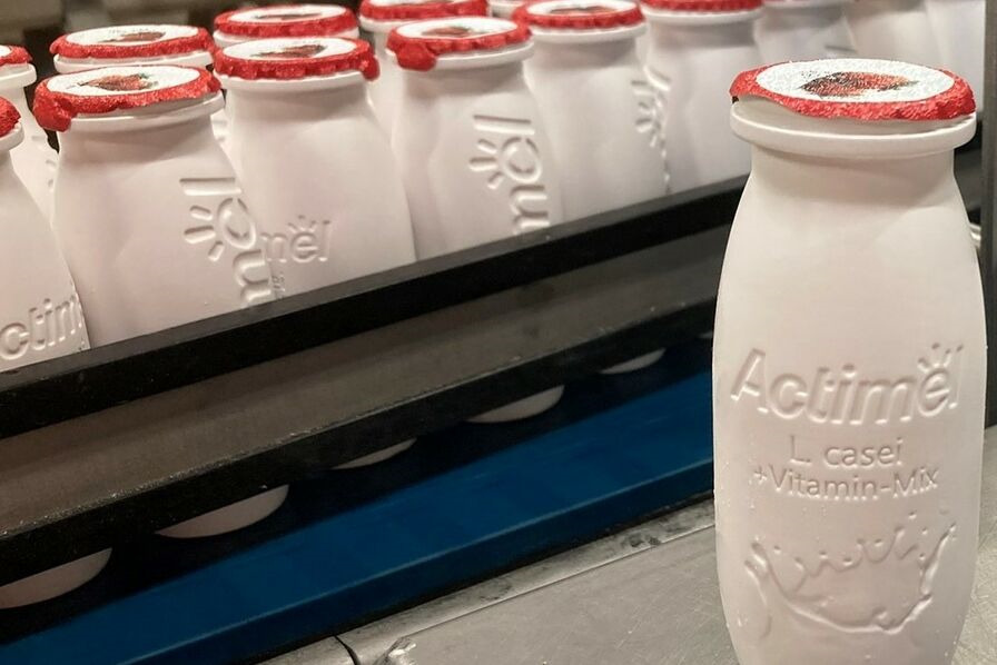 Danone está eliminando la etiqueta de las botellas de Actimel como un paso más para optimizar la circularidad de sus envases