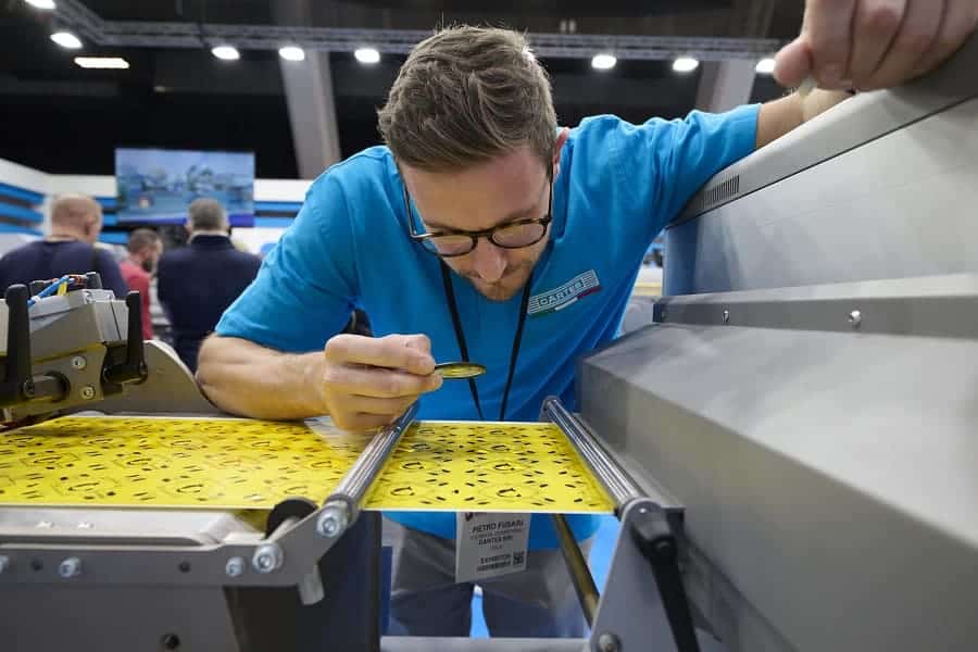 Uniendo disciplinas: etiquetas y envases flexibles para impresores de banda estrecha