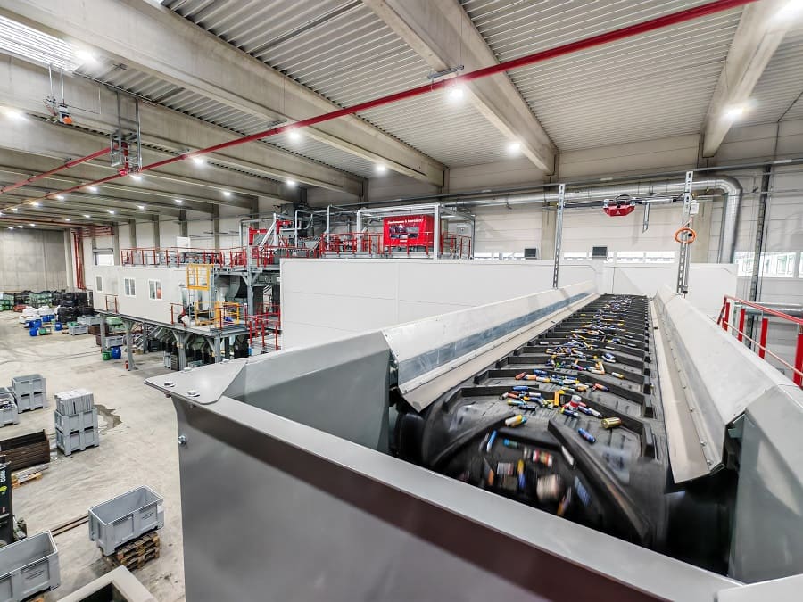 Inaugurada el 21 de abril de 2026 en Ginsheim-Gustavsburg, la nueva planta de STADLER fija un nuevo estándar europeo para la clasificación segura y a escala industrial de baterías domésticas.